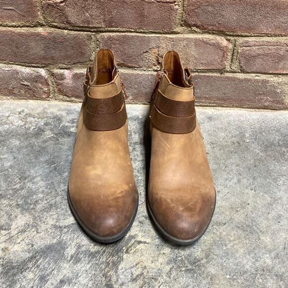 Clarks Collection Distressed Tan Leather Ankle Bootie Size 8 - Picture 3 of 9